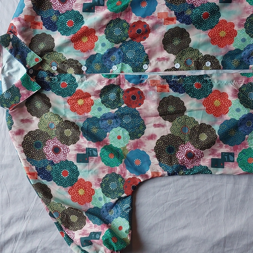 VINTAGE flowers and blocks button top, M